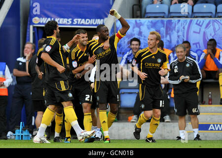 Fußball - Carling Cup - erste Runde - Leicester City / Macclesfield Town - The Walkers Stadium. Nathaniel Brown (Mitte) von MacClesfield Town feiert das Tor zum Eröffnungstreffer des Spiels. Stockfoto