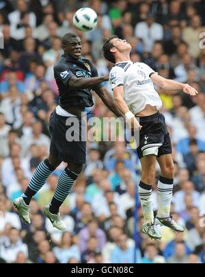 Fußball - Barclays Premier League - Tottenham Hotspur gegen Manchester City - White Hart Lane. Micah Richards von Manchester City (links) und Gareth Bale von Tottenham Hotspur (rechts) Stockfoto