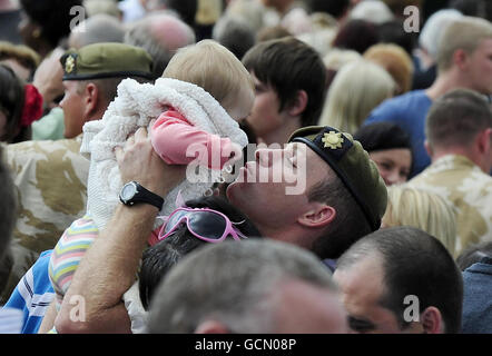 Soldaten des 1. Bataillons die rechte Flanke der Schotten-Garde werden heute nach einer Afghanistan-Tournee mit ihren Familien in Catterick Garrison, North Yorkshire, wiedervereint. Stockfoto