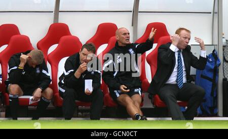 (Von links nach rechts) Birmingham City Torwarttrainer Dave Watson, die ersten Teamtrainer Peter Grant und Andy Watson und Manager Alex McLeish auf der Bank Stockfoto