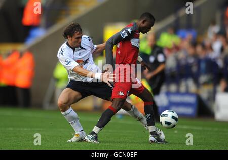 Fußball - Barclays Premier League - Bolton Wanderers gegen Fulham - Reebok Stadium. Bolton Wanderers' Johan Elmander (links) und Fulhams John Pantsil (rechts) Stockfoto