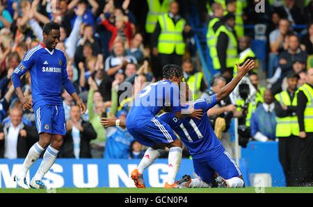 Fußball - Barclays Premier League - Chelsea gegen West Bromwich Albion - Stamford Bridge. Chelseas Didier Drogba (rechts) feiert das zweite Tor seiner Seite Stockfoto