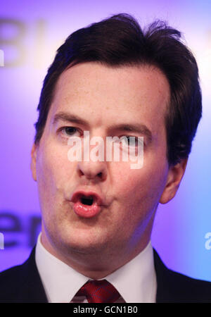 Der Schatzkanzler, der Abgeordnete von RT Hon George Osborne, hält eine Grundsatzrede mit dem Titel "Building the Economy of the Future" und beantwortet Fragen auf Bloomberg in London. Stockfoto
