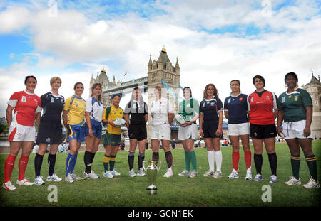 Women's International Rugby Captains aus den zwölf konkurrierenden Nationen von links nach rechts: Melissa Berry, Wales, Lynne Reid, Schottland, Ulrika Andersson-Hall, Schweden, Anastassiya Khamova, Kasachstan, Cheryl Soon, Australien, Melissa Ruscoe, Neuseeland, Catherine Spencer, England, Fiona Coghlan, Irland, Ashley English, USA, Sandra Rabier, Frankreich, Leslie Cripps, Kanada, Mandisa Williams, Südafrika posieren neben der Tower Bridge in London, um die Rugby-Weltmeisterschaft der Frauen zu bewerben. Stockfoto