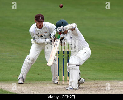 Daryl Mitchell von Worcestershire wird von Gareth Batty von Surrey für 6 während des Spiels der LV County Championship, Division Two in New Road, Worcester, angeführt. Stockfoto