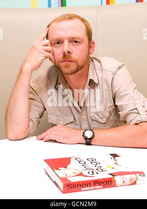 Simon Pegg lanciert sein neues Buch Nerd Do Well, im Random House in London. Stockfoto