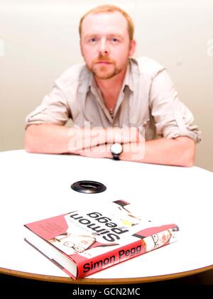 Simon Pegg lanciert sein neues Buch Nerd Do Well, im Random House in London. Stockfoto