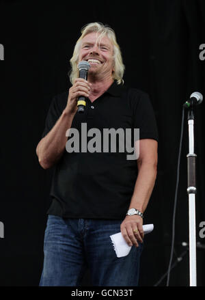 Sir Richard Branson stellt Paul Weller auf der V Stage vor, während des V Festivals im Hylands Park in Chelmsford, Essex. Stockfoto