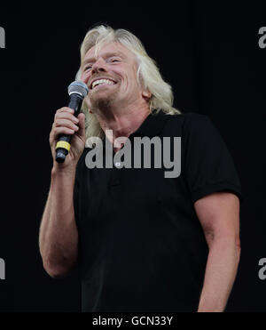 Sir Richard Branson stellt Paul Weller auf der V Stage vor, während des V Festivals im Hylands Park in Chelmsford, Essex. Stockfoto