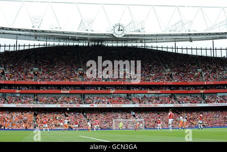 Allgemeine Ansicht als Arsenal gegen Blackpool spielen vor dem südlichen Ende des Emirates Stadium, wo eine Replik der Highbury Uhr enthüllt wurde. Dieser Stand wird nun als das Clock End bezeichnet. Stockfoto