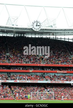 Allgemeine Ansicht als Arsenal gegen Blackpool spielen vor dem südlichen Ende des Emirates Stadium, wo eine Replik der Highbury Uhr enthüllt wurde. Dieser Stand wird nun als das Clock End bezeichnet. Stockfoto