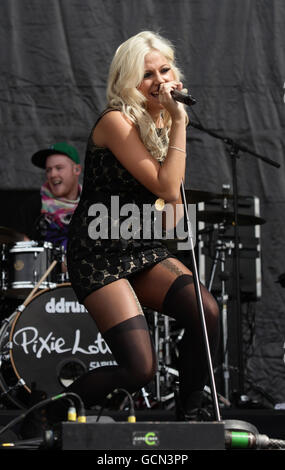 V Festival 2010 - Chelmsford. Pixie Lott tritt auf der Hauptbühne auf, während des V Festivals im Hylands Park in Chelmsford, Essex. Stockfoto