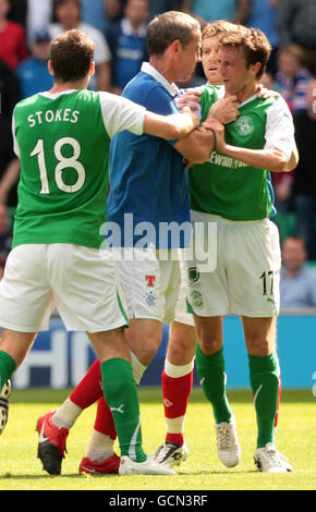 David Weir von den Rangers und Kevin McBride von Hibernian (rechts) treten beim Spiel der Scottish Premier League der Clydesdale Bank in der Easter Road, Edinburgh, gegeneinander an. Stockfoto