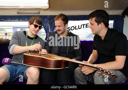 Jack Lawrence-Brown (links), Charles Cave und Harry McVeigh (rechts) von The White liegen hinter der Bühne im Absolute Radio VIP-Bereich während des V Festivals im Hylands Park in Chelmsford, Essex. Stockfoto