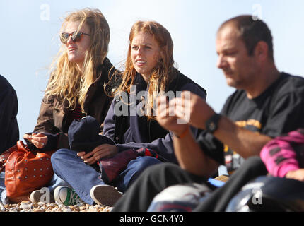 Prinzessin Beatrice beobachtet, wie ihr Freund Dave Clark an Sir Richard Bransons Kiteboarding-Versuch über den Ärmelkanal teilnimmt. Stockfoto