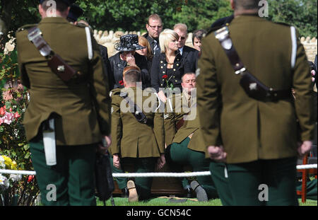 Die Stiefmutter von Corporal Matthew Stenton, 23, aus Wakefield, West Yorkshire, der Royal Dragoon Guards, Gillian (links) steht mit seiner Schwester Charlotte an seinem Grab auf dem Hipswell Military Cemetery nach seinem Trauergottesdienst in St. Martin und St. Oswald's Garrison Memorial Church, Catterick Garrison, North Yorkshire. Stockfoto