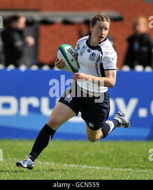 Die schottische Lucy Millard versucht es während des IRB Women's World Cup Spiels im Surrey Sports Park, Guildford. Stockfoto