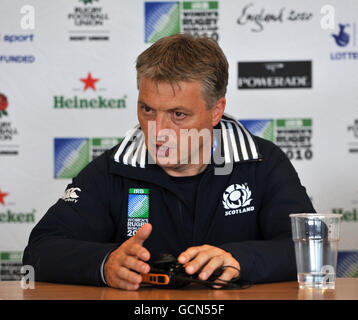 Rugby Union - IRB Women's World Cup - Tag zwei - Pool C - Frankreich - Schottland - Surrey Sports Park. Schottland-Cheftrainer Gary Parker während einer Pressekonferenz nach dem IRB-Weltcup-Spiel im Surrey Sports Park, Guildford. Stockfoto