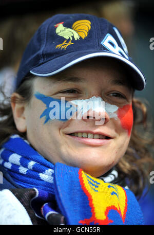 Rugby Union - IRB Women's World Cup - Tag zwei - Pool C - Frankreich - Schottland - Surrey Sports Park. Ein Frankreich-Fan zeigt ihre Unterstützung auf den Tribünen während des IRB Frauen-Weltcupmatches im Surrey Sports Park, Guildford. Stockfoto