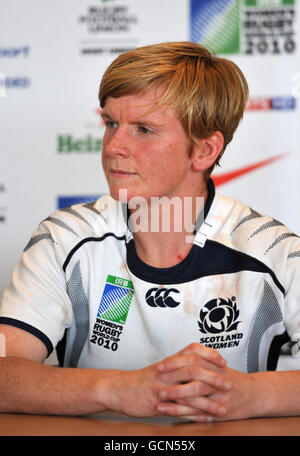 Rugby Union - IRB Women's World Cup - Tag zwei - Pool C - Frankreich - Schottland - Surrey Sports Park. Die schottische Captain Lynne Reid bei einer Pressekonferenz nach dem IRB-Weltcup-Spiel im Surrey Sports Park, Guildford. Stockfoto