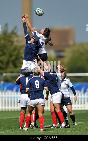 Rugby Union - IRB Women's World Cup - Tag zwei - Pool C - Frankreich - Schottland - Surrey Sports Park. Die Spieler aus Schottland und Frankreich bestreiten während des IRB Women's World Cup Spiels im Surrey Sports Park, Guildford, eine Line-Out-Position. Stockfoto