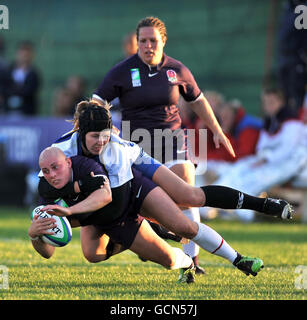 Rugby Union - IRB Women's World Cup - Tag zwei - Pool B - England - Kasachstan - Surrey Sports Park. Die englische Heather Fisher wird von der kasachischen Anna Yakovleva während des IRB Frauen-WM-Spiels im Surrey Sports Park, Guildford, angegangen. Stockfoto