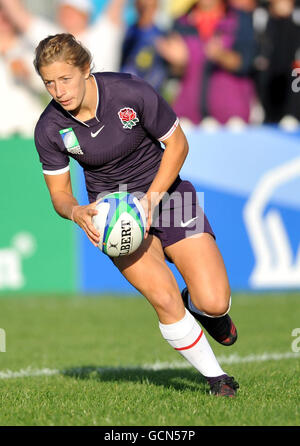 Rugby Union - IRB Women's World Cup - Tag zwei - Pool B - England - Kasachstan - Surrey Sports Park. Die Engländerin Fiona Pocock geht beim IRB-Weltcup-Spiel der Frauen im Surrey Sports Park, Guildford, ins Rennen, um einen Versuch zu machen. Stockfoto