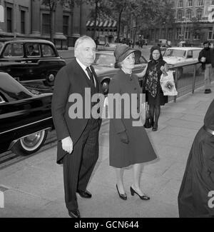 Der amerikanische Botschafter Walter Annenberg und seine Frau Lee kommen in der St. Martin-in-the-Fields Church an, um an einem Gedenkgottesdienst für den amerikanischen Bandleader Duke Ellington teilzunehmen. Stockfoto