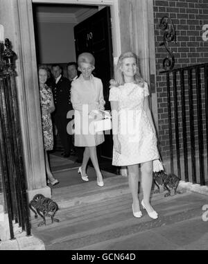 Tricia Nixon, Tochter des US-Präsidenten Richard Nixon, gefolgt von Lee Annenberg, Ehefrau des amerikanischen Botschafters Walter Annenberg, der die Downing Street 10 verließ, nachdem er mit Mary Wilson einen Tee getrunken hatte. Stockfoto