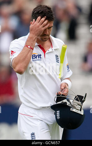 Englands Kevin Pietersen verlässt das Feld, nachdem er vom pakistanischen Mohammad Amir während des vierten npower-Testmatches im Lord's Cricket Ground, London, entlassen wurde. Stockfoto