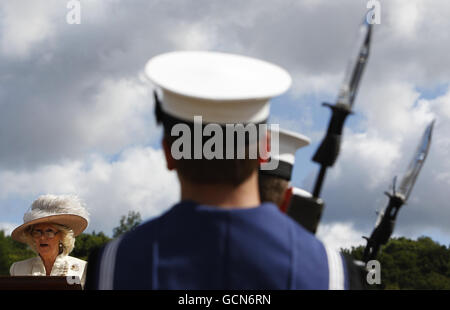 Die Herzogin von Cornwall spricht die Besatzung von HMS Astute während der Inbetriebnahmezeremonie des U-Bootes Royal Navy auf dem Marinestützpunkt Clyde bei Glasgow an. Stockfoto