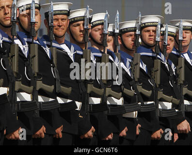 Besatzungsmitglieder stehen vor der Inbetriebnahmezeremonie des U-Bootes HMS Astute der Royal Navy auf dem Marinestützpunkt Clyde in der Nähe von Glasgow an. Stockfoto