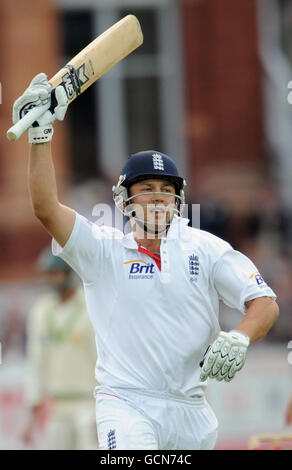 Cricket - Vierter Npower-Test - Tag zwei - England gegen Pakistan - Lord's. Der Engländer Jonathan Trott feiert beim vierten npower-Test-Spiel im Lord's Cricket Ground, London, einen 100-Punkte-Treffer. Stockfoto