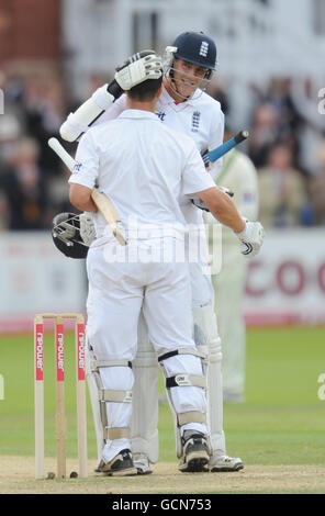 Der Engländer Jonathan Trott feiert beim vierten Npower-Test-Spiel im Lord's Cricket Ground, London, einen 100-Punkte-Treffer, der nicht mit Stuart Broad (rechts) erzielt wurde. Stockfoto