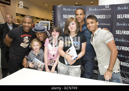 Jonathan 'JB' Gill (2. Links), Marvin Humes (4. Links), Ortise Williams (2. Rechts) und Aston Merrygold (rechts) von JLS haben ihr Foto mit jungen Fans aufgenommen, darunter Amy (3. Rechts, Nachname nicht angegeben) bei einer Unterzeichnung für Kopien ihres Buches zwischen uns: Ein Privattagebuch bei Selfridges in London. DRÜCKEN SIE VERBANDSFOTO. Bilddatum: Mittwoch, 1. September 2010. Die Mitglieder der Jungen-Band prüften die Gesundheit von Amy, die zuvor von einer Krankenwagen-Crew bei der Veranstaltung behandelt worden war. Das Foto sollte lauten: Ian West/PA Wire Stockfoto