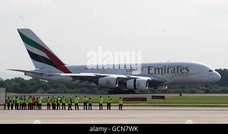 Ein Emirates Airbus A380 landet zum ersten Mal am Flughafen Manchester, Manchester. DRÜCKEN Sie VERBANDSFOTO. Bilddatum: Mittwoch, 1. September 2010. Die in Dubai ansässige Fluggesellschaft Emirates flog das 500-Sitzer-Flugzeug zu Beginn ihrer täglichen Verbindungen zwischen Dubai und der nordenglischen Stadt nach Manchester. Emirates hat die A380, deren Flügel in Großbritannien hergestellt werden, nach Heathrow eingesetzt, aber dies ist das erste Mal, dass ein regionaler britischer Flughafen eine solche erhalten hat. Siehe PA Story AIR A380. Bildnachweis sollte lauten: Dave Thompson/PA Wire Stockfoto