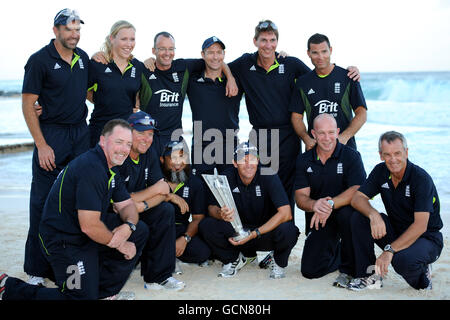 England Head Coach Andy Flower (unten, Dritter von rechts) und sein Team aus Backroom-Mitarbeitern posieren mit der ICC World Twenty20 Trophy im Teamhotel Bridgetown, Barbados. Stockfoto