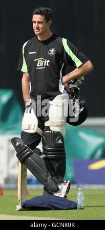 Surreys Kevin Pietersen erwärmt sich vor seinem Debüt für die Surrey Lions' während des Spiels der Clydesdale Bank 40 beim The Brit Insurance Oval in London. Stockfoto