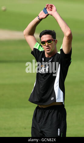 Surreys Kevin Pietersen wärmt sich vor seinem Debüt für Surrey Lions' vor dem Spiel der Clydesdale Bank 40 beim Brit Insurance Oval in London auf. Stockfoto