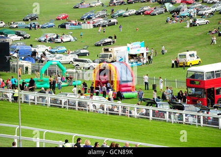 Pferderennen Sie - Familie Funday - Epsom Downs Racecourse Stockfoto