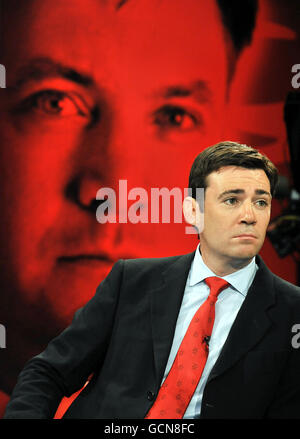 Labour Party-Führung hoffnungsvoll Andy Burnham schaut im Nachrichtenstudio Channel 4 in London vor einer Live-Debatte mit Moderator Jon Snow nach. Stockfoto