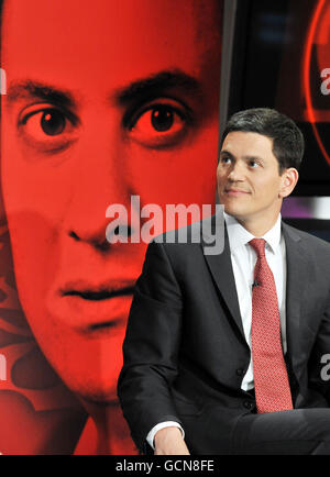 Labour Party-Führung hoffnungsvoll David Miliband schaut im Nachrichtenstudio Channel 4 in London vor einer Live-Debatte mit Moderator Jon Snow nach. Stockfoto