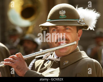 Nowy Sscz's The Border Guard of the Polish Republic spielen im Quadrangle von Edinburgh. Der Bandpart des Edinburgh Tattoo spielte vor ihrer Evening Tattoo Show für Lord Provost und Kardinal Keith O'Brien. Stockfoto