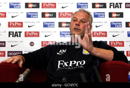 Fußball - Aston Villa Pressekonferenz - Bodymoor Heath Training Complex. Kevin MacDonald, Manager der Aston Villa, spricht während der Pressekonferenz im Bodymoor Heath Training Complex, Suton Coldfield. Stockfoto