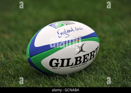 Gesamtansicht eines offiziellen Gilbert Women's Rugby World Cup England 2010 Matchballs während der Women's World Cup im Surrey Sports Park, Surrey. Stockfoto