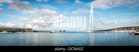 Weitwinkelaufnahme des Genfer See gesehen von Jardin Anglais in Genf, Schweiz. Stockfoto