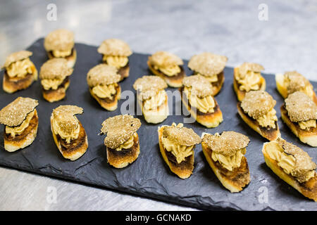 Spezielle Gourmet-Vorspeise mit Foie und Trüffel auf Brot wie im Crillon-le-Brave in Frankreich gekocht. Stockfoto