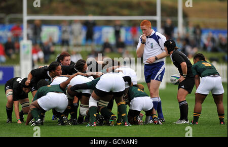 Rugby Union - IRB Women's World Cup - Tag 1 - Pool A - Neuseeland - Südafrika - Surrey Sports Park. Der schottische Schiedsrichter Andrew McMenemy ist ein Gedränge zwischen Neuseeland und Südafrika während der Frauen-Weltmeisterschaft im Surrey Sports Park, Surrey. Stockfoto