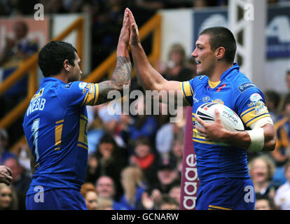 Ryan Hall von Leeds Rhinos (rechts) feiert seinen Versuch mit Brent Webb während des Engage Super League-Spiels in Headingley Carneige, Leeds. Stockfoto