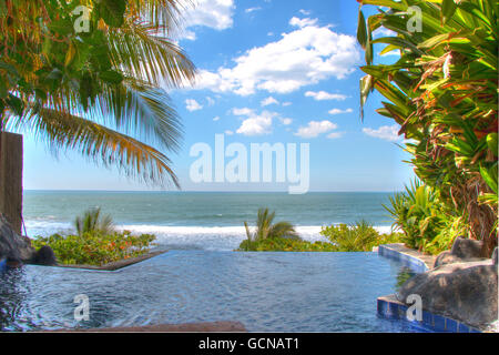 HDR-Blick auf den Infinti Pool am Playa el Tunco, El salvador Stockfoto